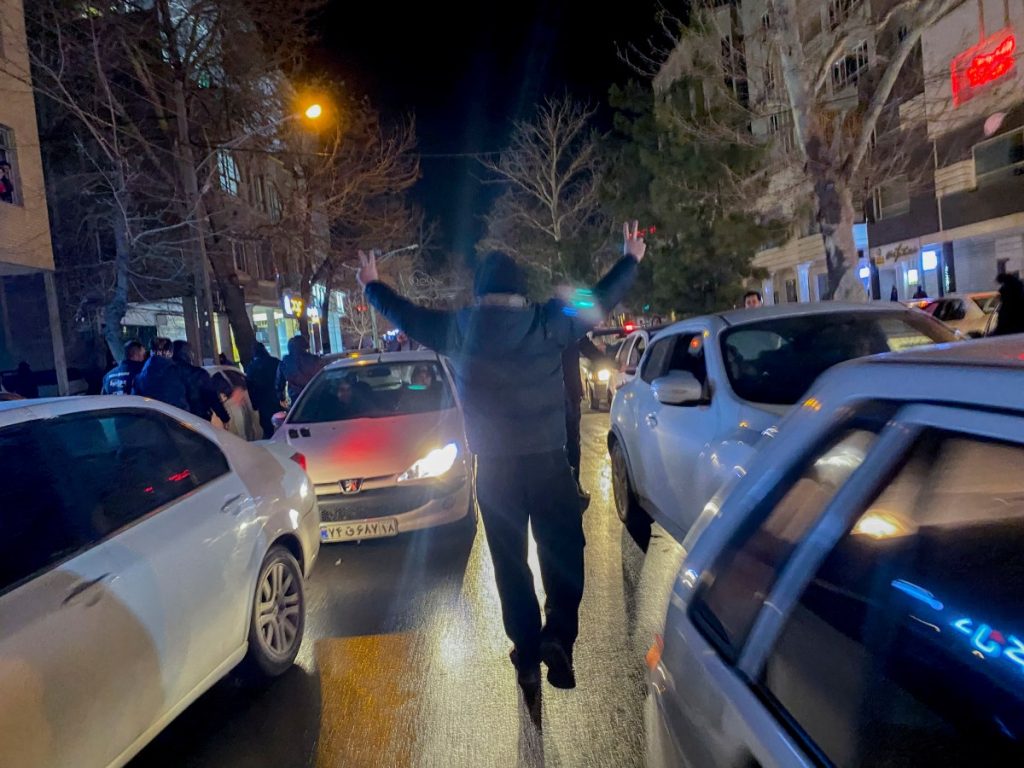 Internet collapses in Iran amid protests over economic crisis A protester flashes victory signs as traffic slows during demonstrations in Hamedan, Iran, on January 1, 2026.