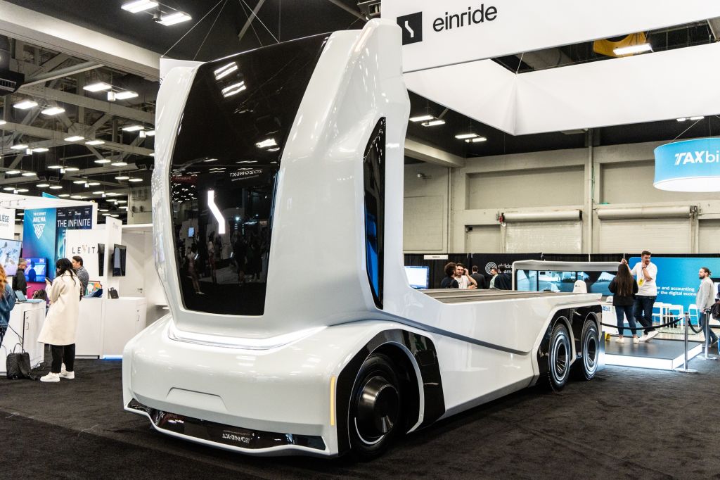 Self-driving truck startup Einride raises $113M PIPE ahead of public debut Self-driving truck startup Einride raises $113M PIPE ahead of public debut