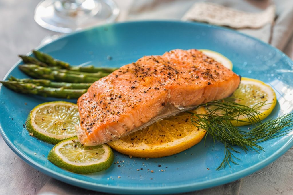 Grilled fillet of salmon with asparagus and a glass of white wine