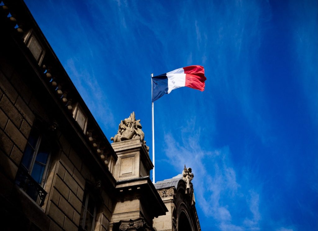 France to ditch Windows for Linux to reduce reliance on US tech French tricolour flag (blue, white and red, symbol of the Republic of France) hanging from a flagpole above the entrance gate to the courtyard of the Elysee Palace, Exit from the Cabinet meeting at the Presidential Palace of the Elysee in Paris, France on August 27, 2025. The ministers get into their cars and leave the Elysee Palace. (Photo by Amaury Cornu / Hans Lucas via AFP)